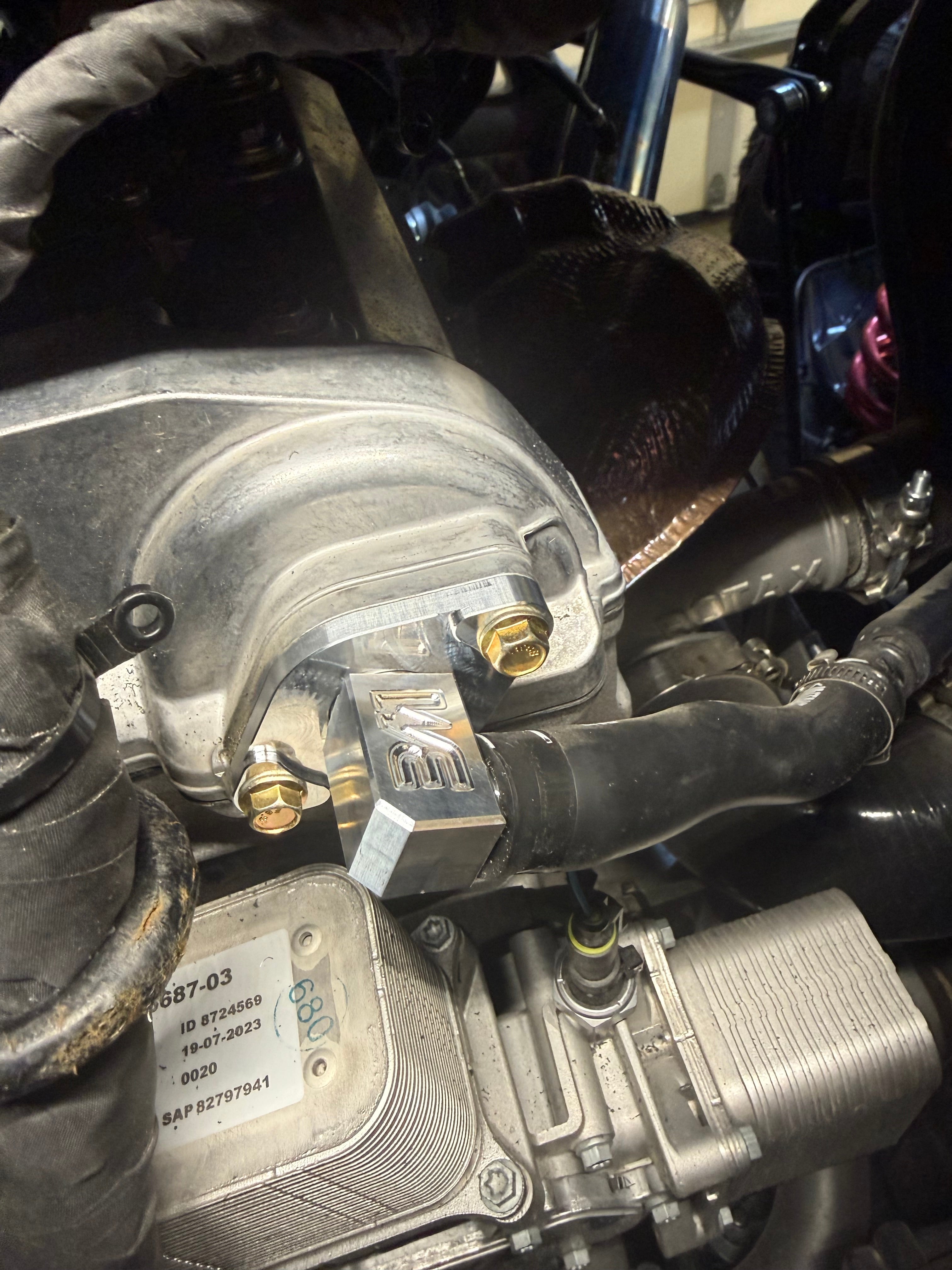 Maverick R Valve Cover Vent 360 Deg Fitting